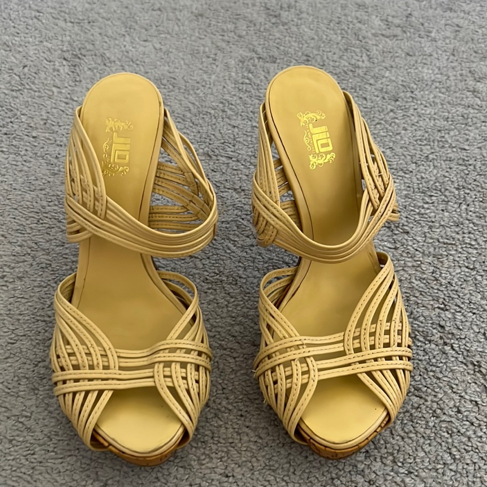 JLo by Jennifer Lopez leather platform heels in 8